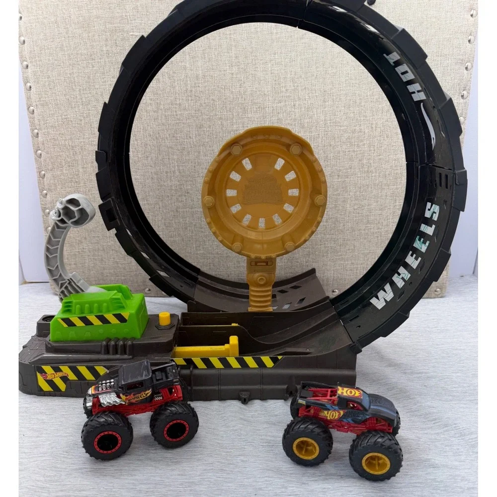 Hot Wheels Monster Trucks Epic Loop Challenge Play Set with 2 Diecast Trucks